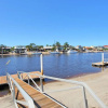 Отель Outstanding Waterfront Hamptons Style 5 Bedroom Luxurious Home with Air Conditioning Pool and Pontoo, фото 12