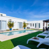 Отель Boggey s Villas - Xander Bogaerts 5BR 7BA w Pool, фото 1