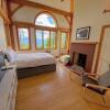 Отель NEW!! Stunning home with breathtaking views, outdoor cedar sauna, great location!, фото 7