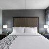 Отель La Quinta Inn & Suites by Wyndham Raleigh Downtown North, фото 8