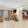 Отель Days Inn & Suites by Wyndham Tampa near Ybor City, фото 2