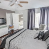 Отель Southern Breeze Great Pool Space! 4 Bedroom Home, фото 31
