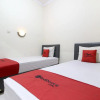 Отель RedDoorz Plus near Stadion Mandala Krida, фото 6