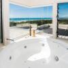 Отель Indulge at Iluka, Castaways Beach, фото 16