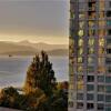 Отель Sunset Beach Walk 2BD+2BA+1PRK Yaletown в Ванкувере