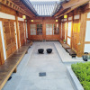 Отель Jeonju Hanok Maeul Deoksugoong, фото 2