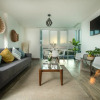 Отель CHIC- Newly Renovated 1 BDR at the best beach, фото 2