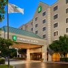 Отель Embassy Suites by Hilton Dallas Near the Galleria в Далласе