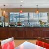 Отель Comfort Suites Bethlehem Near Lehigh University and LVI Airport, фото 41