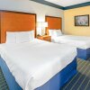 Отель La Quinta Inn & Suites by Wyndham Shawnee в Шони