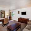 Отель Howard Johnson Hotel - Victoria, фото 4