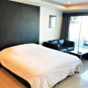 Отель Platinum Suites, Thepprasit Road - Large top Floor Studio, фото 3