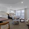 Отель Queenstown House Lakeside Apartments в Квинстауне