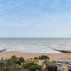 Отель Chic 2-bed Seafront Haven Near Felpham Beach, фото 19