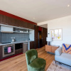 Отель Stunning 1B Apt in Richmond - Parking & City Views, фото 2