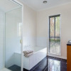 Отель Caxton Beach House - hot tub spa, фото 7