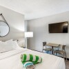 Отель Cape Suites Room 4 - Free Parking! 2 Bedroom Hotel Room by RedAwning, фото 3