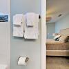 Отель Blue Breeze, 4 Bedrooms, 3 Bathrooms, Sleeps 10, walk to Beach, фото 9