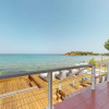 Отель Beachfront Modern Property With 2 Outdoor hot Tubs Only 300m From Restaurants Shops, фото 15