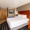 Отель La Quinta Inn & Suites by Wyndham Vancouver в Барбертоне