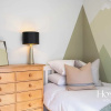 Отель The Aston - Superbly Equipped 4 Bedroom Townhouse, фото 5