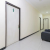 Отель Urbanview Roemah Tebet by RedDoorz, фото 5
