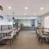Отель Rodeway Inn and Suites, фото 11