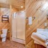Отель Irish Blessings 1 Bedroom Home with Hot Tub, фото 4