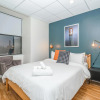 Отель Modern 2BR + 100 Walkscore | Theatre District | Evonify, фото 8