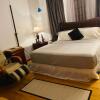 Отель 7 Room with Jacuzzi, Massage Seat, and Parking Spac, 15 mins in bus and 7 minutes via New York Water, фото 4