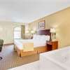 Отель Days Inn & Suites by Wyndham Stockbridge South Atlanta в Стокбридже