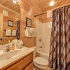 Отель Misty Mountain Hideaway, 3 Bedrooms, Sleeps 10, Pool Access, WiFi, фото 9