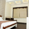 Отель OYO Premium AB Road Bhavarkuan, фото 3