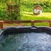 Отель Swan Lodge With Hot Tub, Sauna and Treatments, фото 15