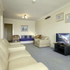 Отель Quarterdeck, Unit 4/12 Magnus Street, фото 3