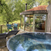 Отель Luxury and Peaceful 1-bed Roundhouse With Hot Tub, фото 14