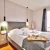 Отель B 832  - Buttes Chaumont - Spacieux appartement, фото 13