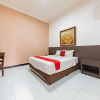 Отель RedDoorz Near Kejaksan Station Cirebon, фото 2