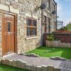 Отель Impeccable 4-bed House in Barnsley, фото 1