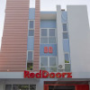 Отель RedDoorz Plus Syariah @ Raya Nginden 2, фото 1