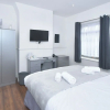 Отель Impeccable 3-bed House in Stoke-on-trent, фото 2