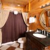 Отель Family Valley Lodge - Six Bedroom Cabin, фото 11