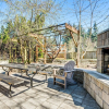 Отель Modern Kirkland Home w/ Sauna & Outdoor Fireplace, фото 15