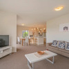 Отель Lakeside Villa Retreat - Matarangi Downstairs Holiday Unit, фото 3