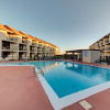 Отель Two bedroom, two and half bath condo walking distance to The Hangout, фото 15