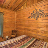Отель Timber Brooke Cabin: Hot Tub & Central Location!, фото 2