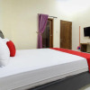 Отель RedDoorz near Terminal Condong Catur 2, фото 21