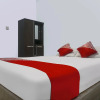 Отель OYO 91072 Enine Homestay Makassar, фото 3