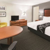 Отель La Quinta Inn & Suites by Wyndham San Antonio Riverwalk, фото 10