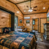 Отель Honeysuckle Hill 2 Bedroom Cabin by RedAwning, фото 12